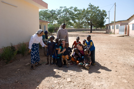Eifeler Mundart: Michaela Kohnen und Svenja Hilgers in Benin