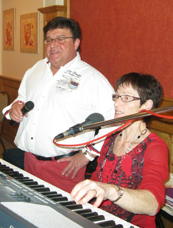 Eifeler Mundart: Edigna und Oswald Jost-Palm als Duo ''Los Amigos''