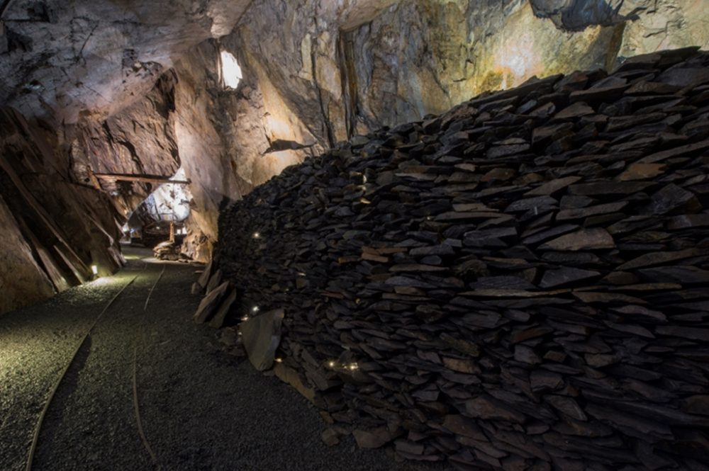 Eifeler Mundart: Zehnjähriges Bestehen des Besucherbergwerks Schieferstollen Recht