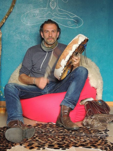 Eifeler Mundart: Patrick Zians praktiziert Schamanismus